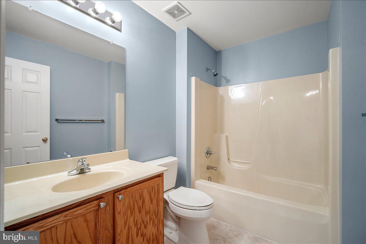 5902 Union Ridge Drive Adamstown, MD 21710 - Photo 32 of 46 Upper level hall bathroom