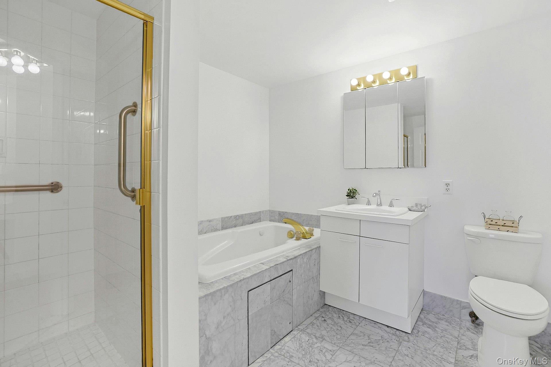 333 North State Road, Unit 22 Briarcliff Manor, NY 10510 - Photo 19 of 23 Ensuite bathroom