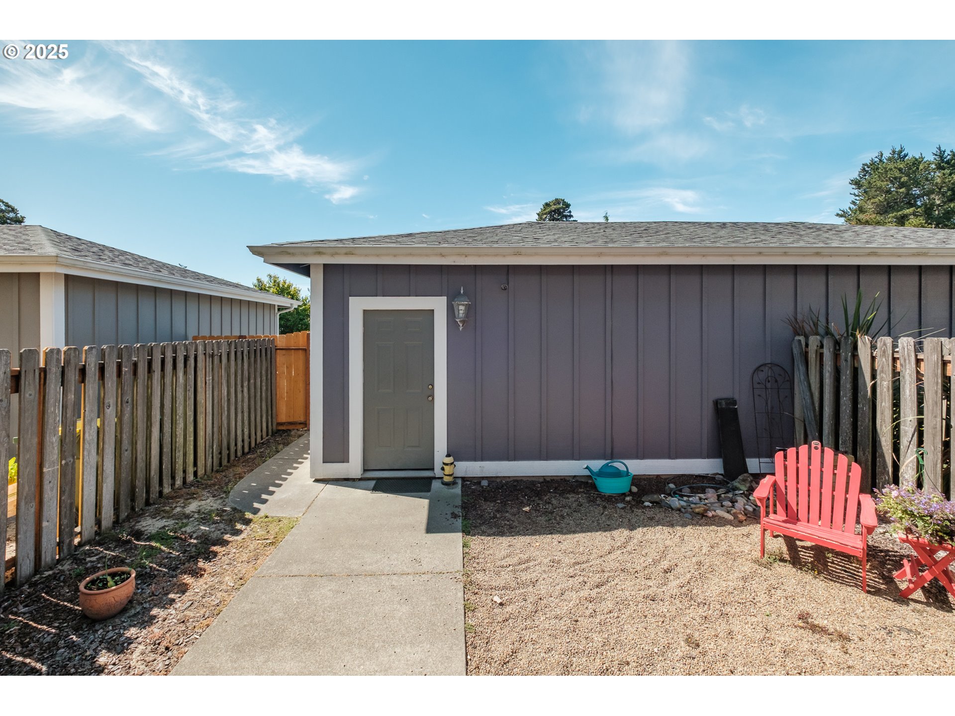 1036 9th Street Florence, OR 97439 - Photo 40 of 47 a backyard of a house
