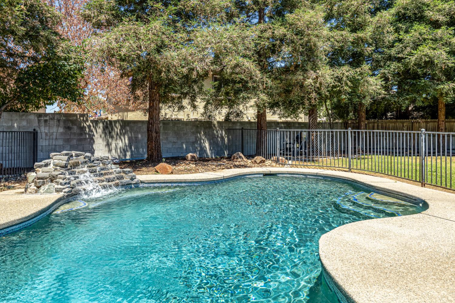 9282 Dever Circle Elk Grove, CA 95624 - Photo 10 of 38