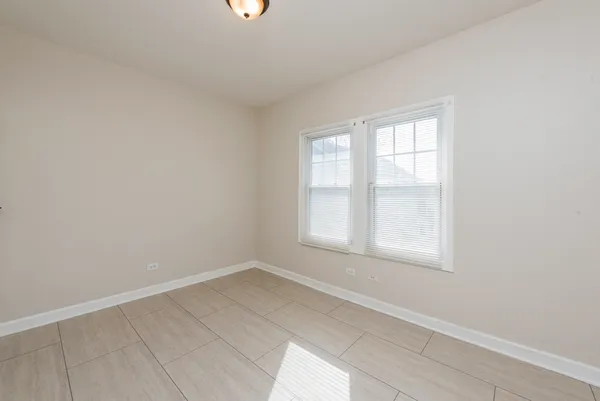 $1,600 | 515 2nd Street, Unit 2, Waukegan, IL 60085