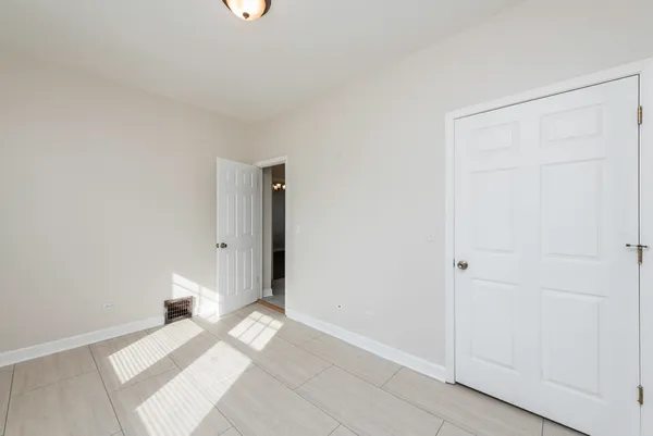 $1,600 | 515 2nd Street, Unit 2, Waukegan, IL 60085