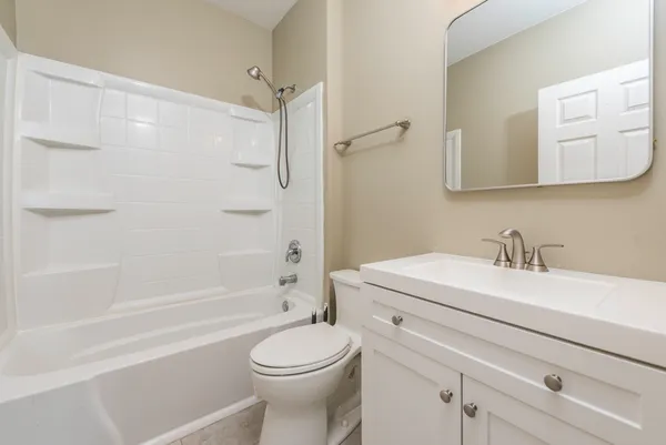 $1,600 | 515 2nd Street, Unit 2, Waukegan, IL 60085