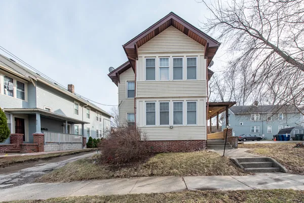 $1,600 | 515 2nd Street, Unit 2, Waukegan, IL 60085