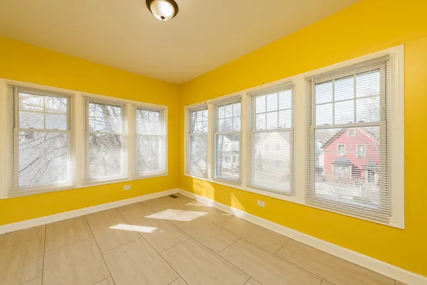 $1,600 | 515 2nd Street, Unit 2, Waukegan, IL 60085