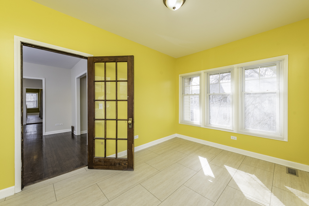 515 2nd Street, Unit 2 Waukegan, IL 60085 - Photo 23 of 27 a view of an empty room with a window