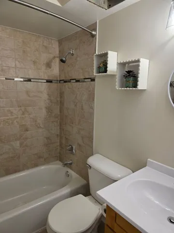 $2,000 | 913 Casey Court, Unit 1, Schaumburg, IL 60173