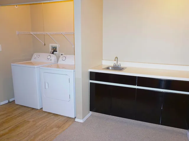 $2,000 | 913 Casey Court, Unit 1, Schaumburg, IL 60173