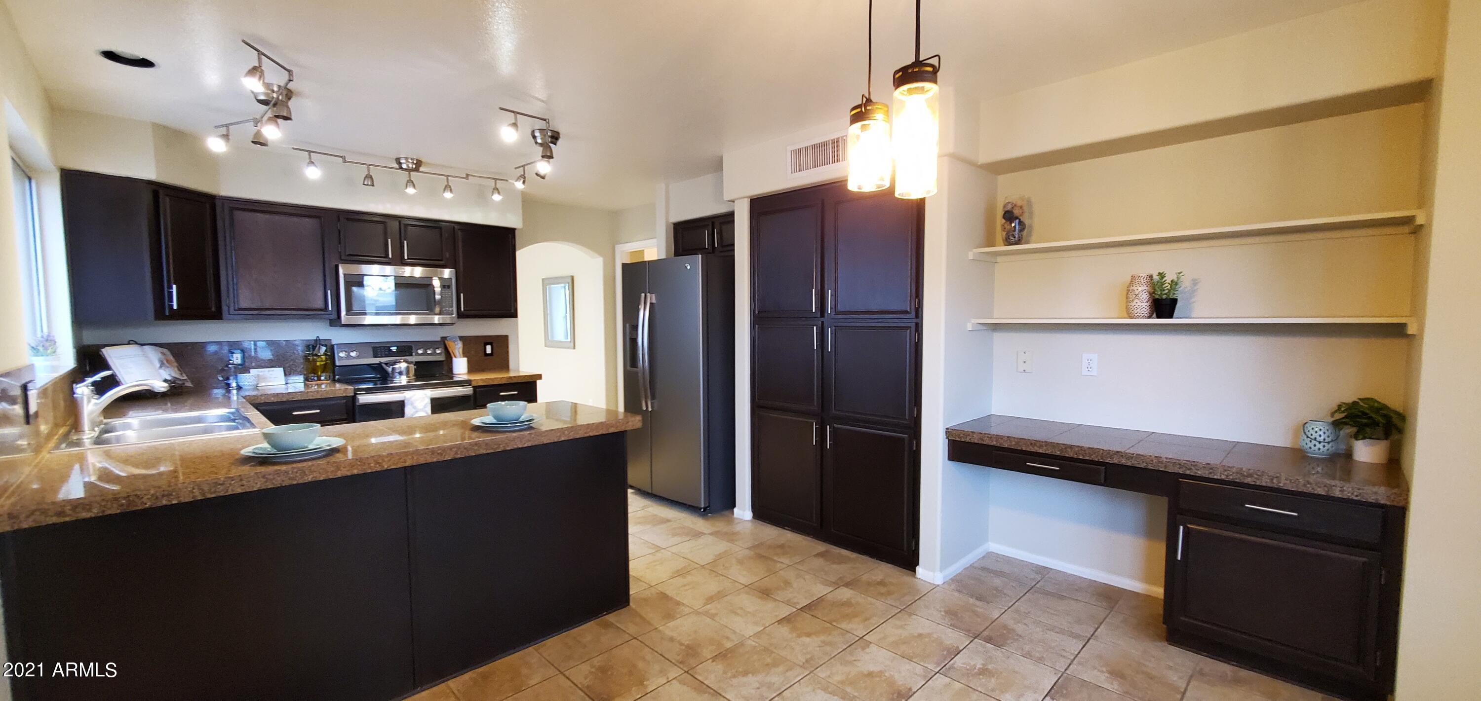 3116 East Escuda Road Phoenix, AZ 85050 - Photo 7 of 25 Kitchen