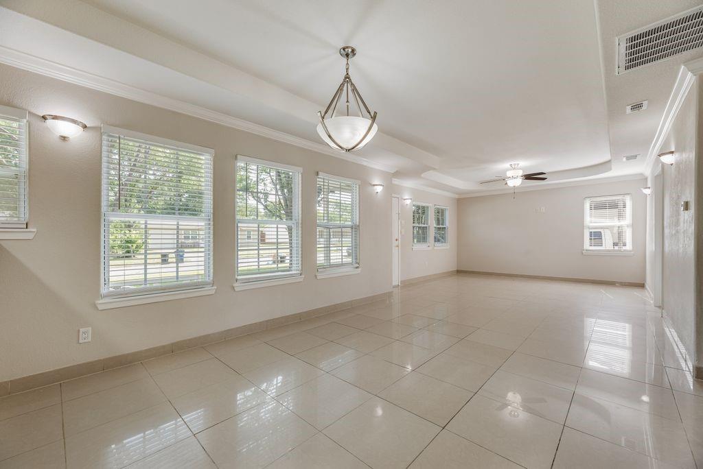 121 Dallas Drive Euless, TX 76039 - Photo 9 of 28