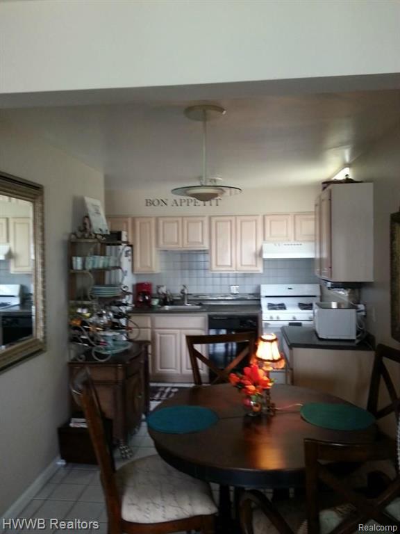 1637 Cass Lake Road, Unit D Keego Harbor, MI 48320 - Photo 2 of 9