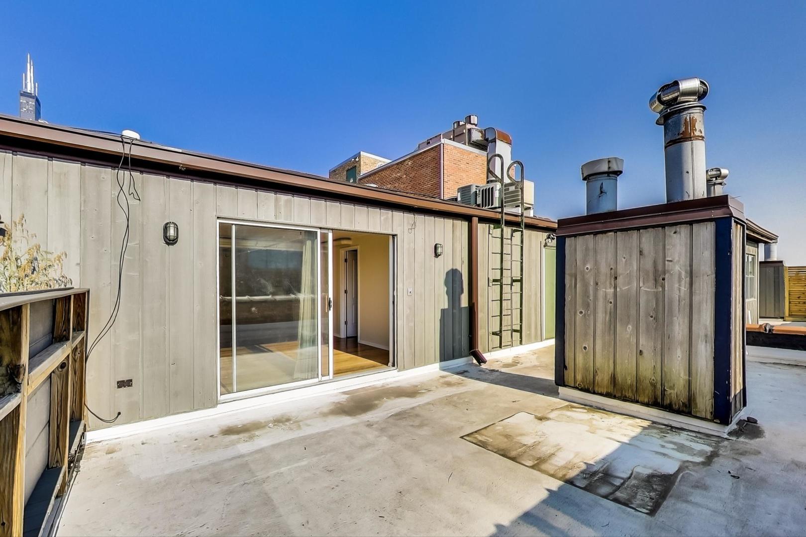 331 South Peoria Street, Unit 502 Chicago, IL 60607 - Photo 23 of 32 a view of a house with a wooden deck