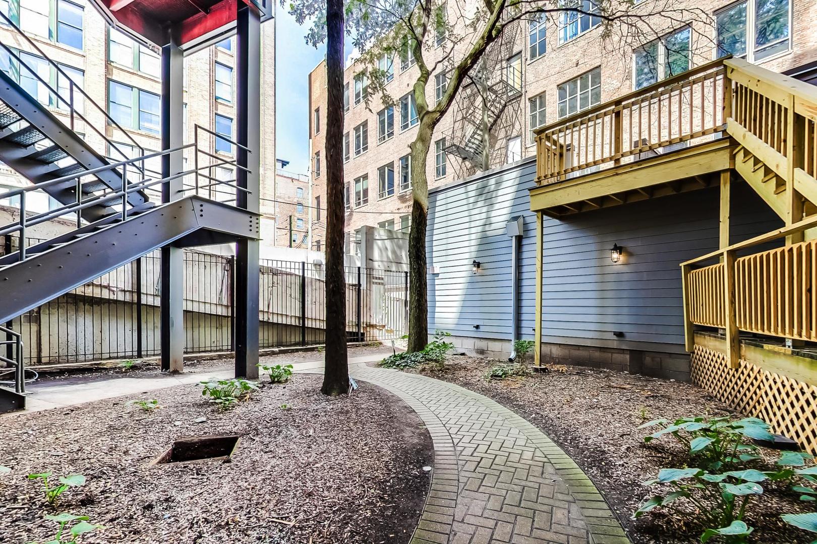 331 South Peoria Street, Unit 502 Chicago, IL 60607 - Photo 29 of 32 a house view with a outdoor space