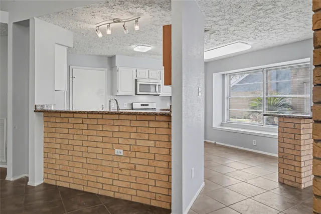 $2,000 | 319 Richvale Lane, Houston, TX 77598