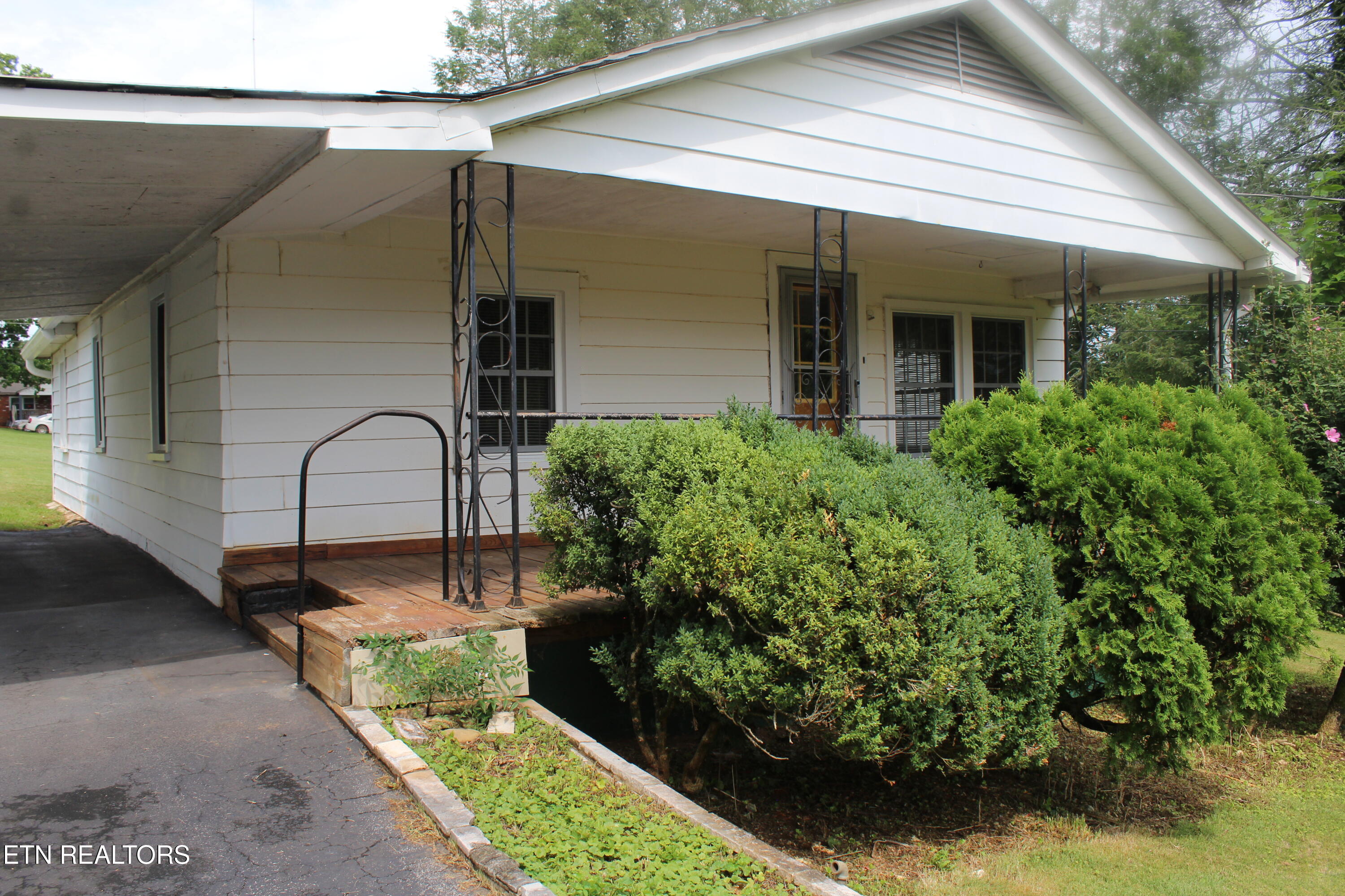 1507 Paris Road Knoxville, TN 37912 - Photo 4 of 29 IMG_5354