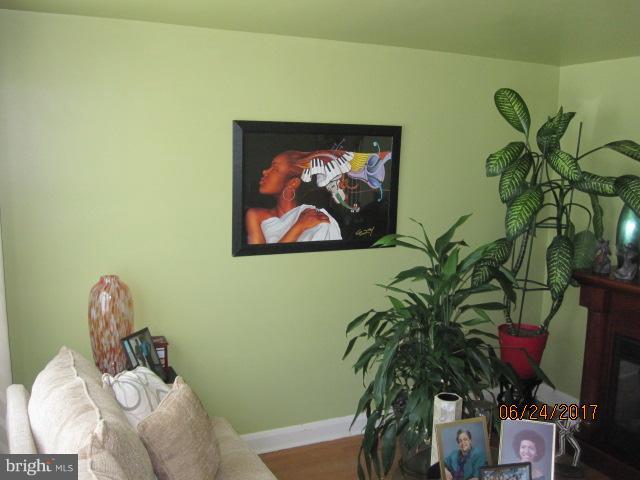 4318 Cedar Garden Road Baltimore, MD 21229 - Photo 3 of 30 Living Room