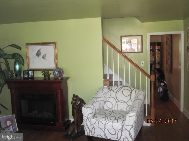 4318 Cedar Garden Road Baltimore, MD 21229 - Photo 4 of 30 Living Room