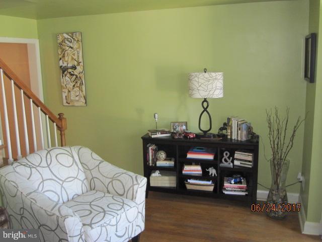 4318 Cedar Garden Road Baltimore, MD 21229 - Photo 5 of 30 Living Room
