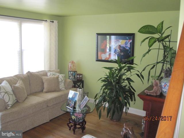 4318 Cedar Garden Road Baltimore, MD 21229 - Photo 6 of 30 Living Room