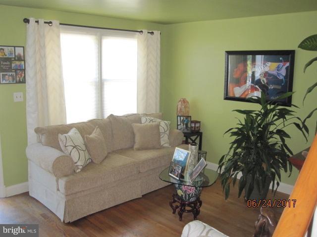 4318 Cedar Garden Road Baltimore, MD 21229 - Photo 7 of 30 Living Room