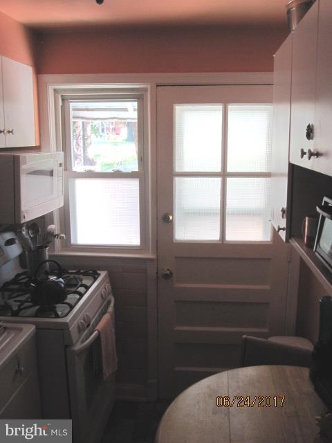 4318 Cedar Garden Road Baltimore, MD 21229 - Photo 10 of 30 Kitchen