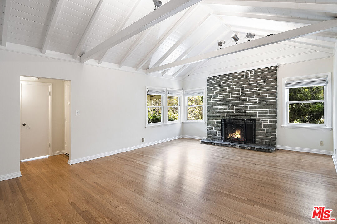 10537 Rochester Avenue Los Angeles, CA 90024 - Photo 12 of 52