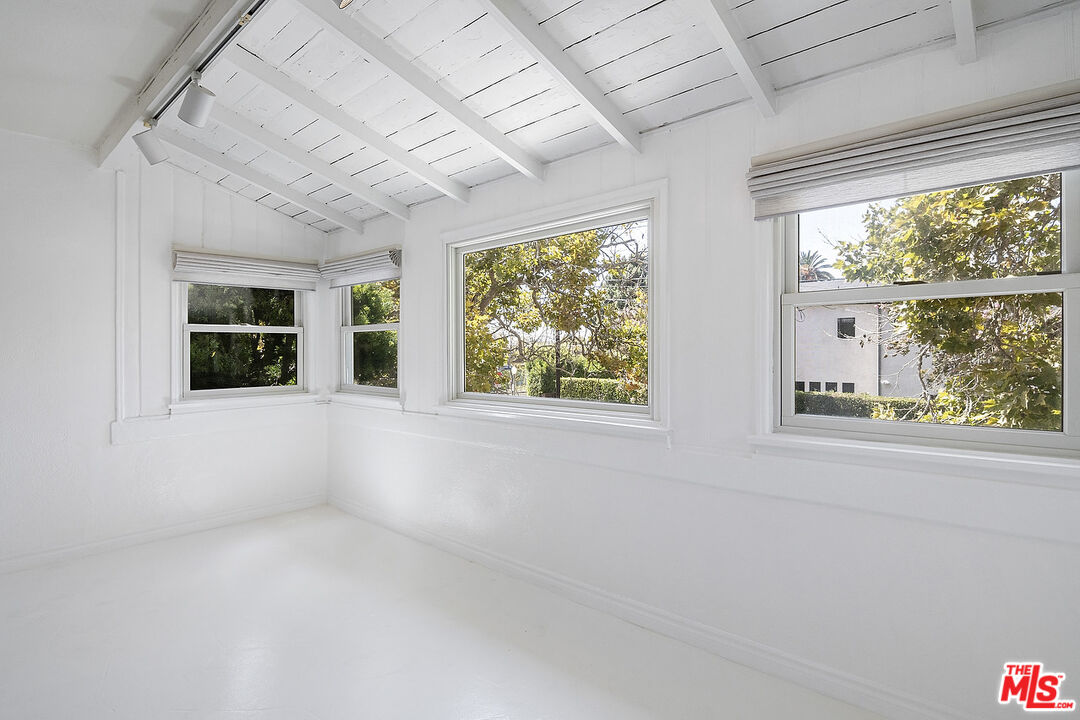 10537 Rochester Avenue Los Angeles, CA 90024 - Photo 16 of 52