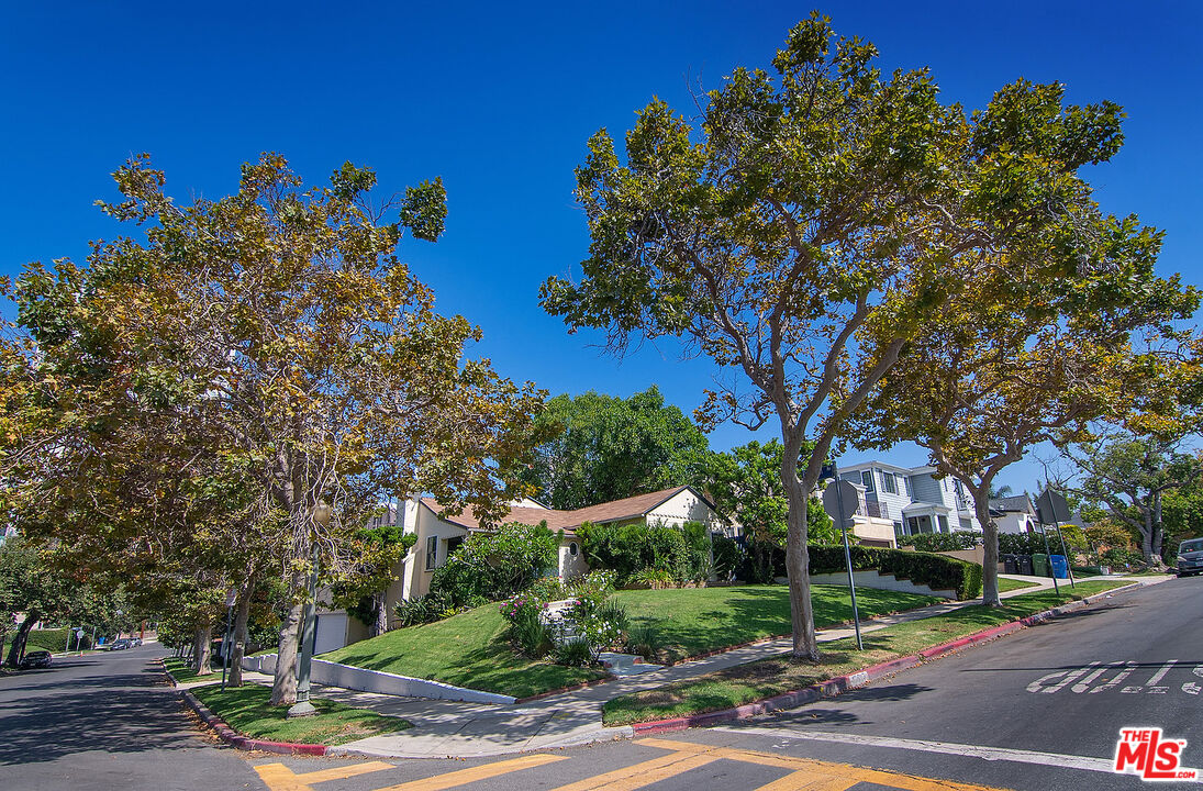 10537 Rochester Avenue Los Angeles, CA 90024 - Photo 3 of 52