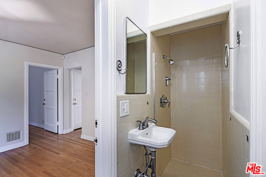 10537 Rochester Avenue Los Angeles, CA 90024 - Photo 37 of 52