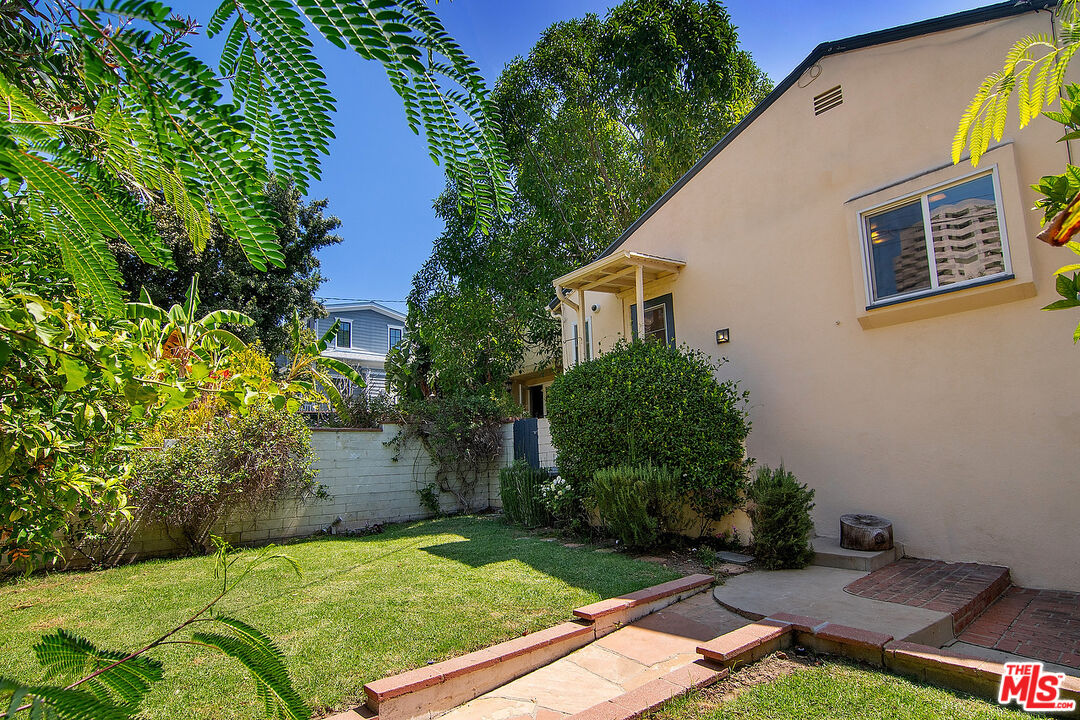 10537 Rochester Avenue Los Angeles, CA 90024 - Photo 45 of 52