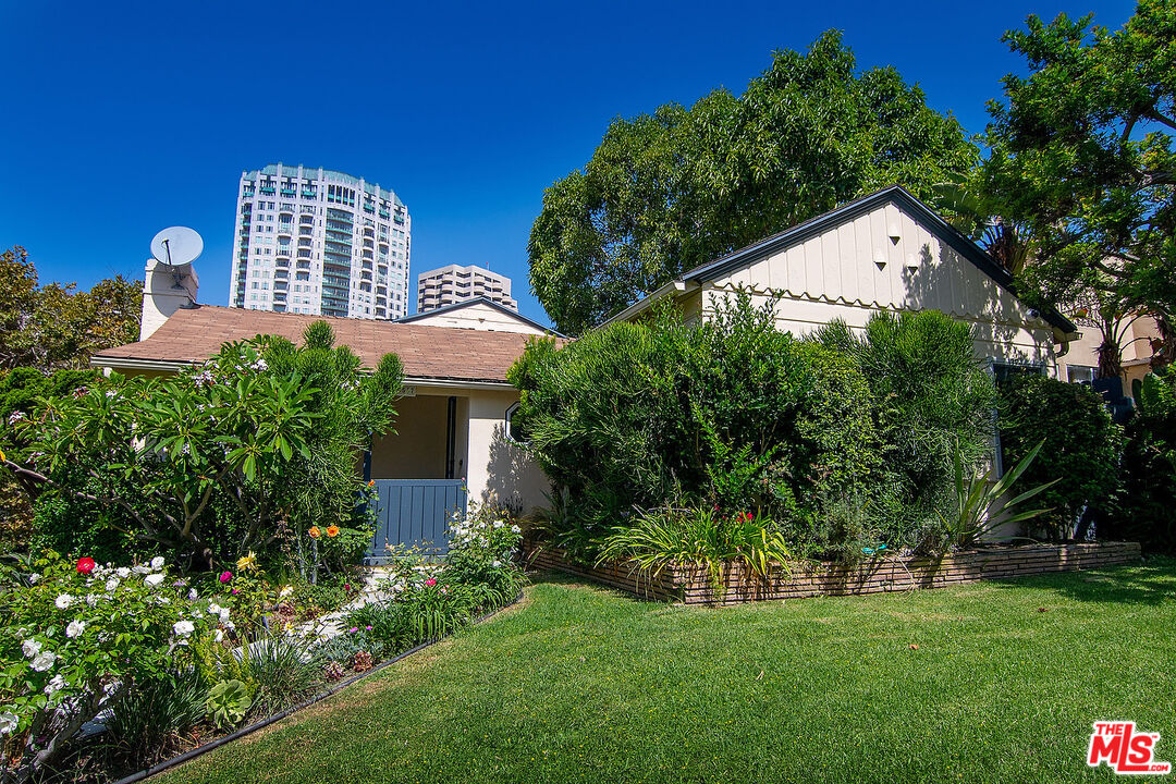 10537 Rochester Avenue Los Angeles, CA 90024 - Photo 7 of 52