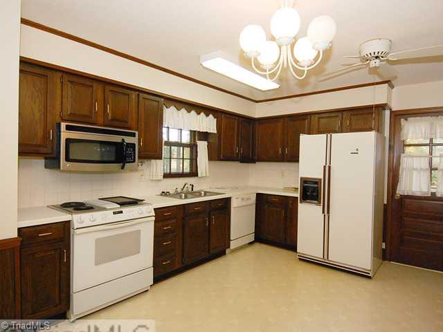 636 Drumheller Road Clemmons, NC 27012 - Photo 4 of 11 Kitchen.