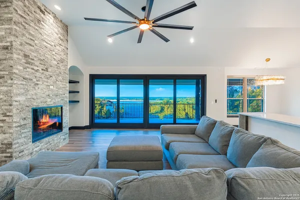 $895,000 | 141 Oak Shore Drive, Canyon Lake, TX 78133