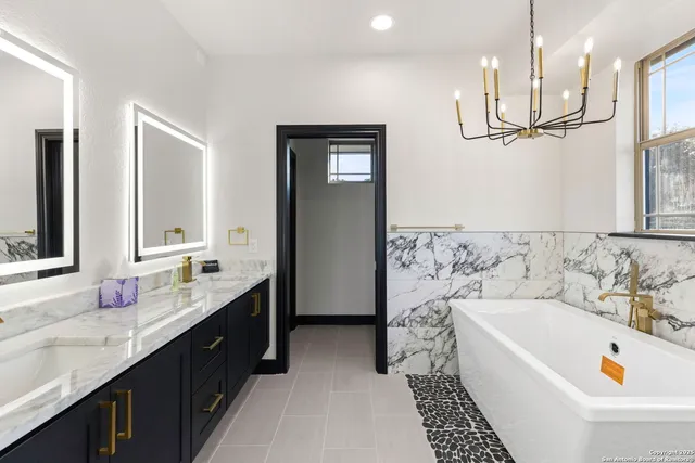 $994,500 | 141 Oak Shore Drive, Canyon Lake, TX 78133