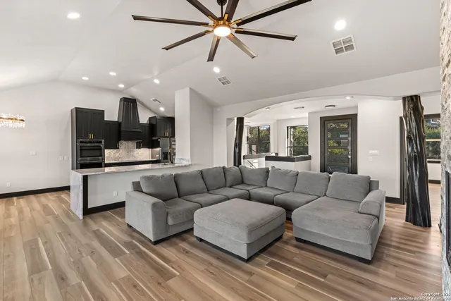 $994,500 | 141 Oak Shore Drive, Canyon Lake, TX 78133