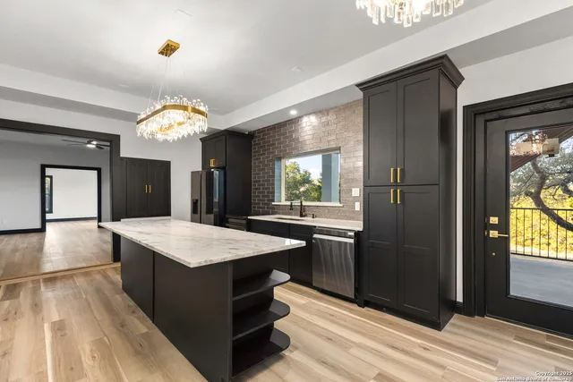 $994,500 | 141 Oak Shore Drive, Canyon Lake, TX 78133