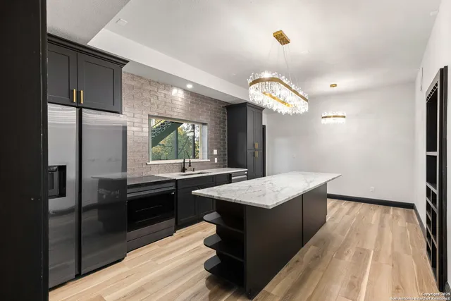 $994,500 | 141 Oak Shore Drive, Canyon Lake, TX 78133