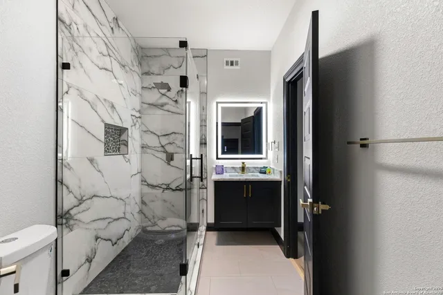 $994,500 | 141 Oak Shore Drive, Canyon Lake, TX 78133