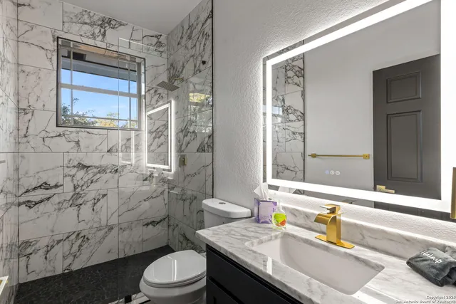 $994,500 | 141 Oak Shore Drive, Canyon Lake, TX 78133