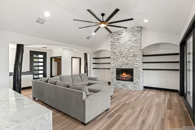 $994,500 | 141 Oak Shore Drive, Canyon Lake, TX 78133