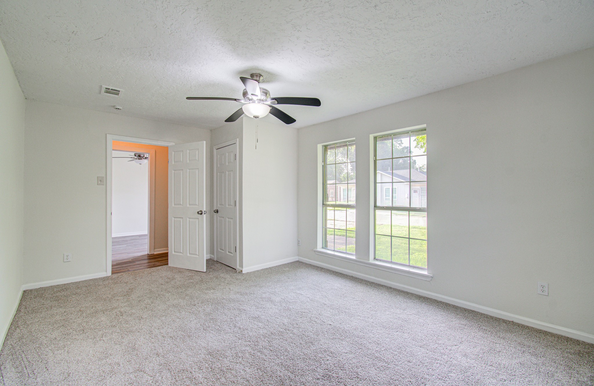 5634 Ridgeway Drive Houston, TX 77033 - Photo 8 of 42 Gallery Image 8