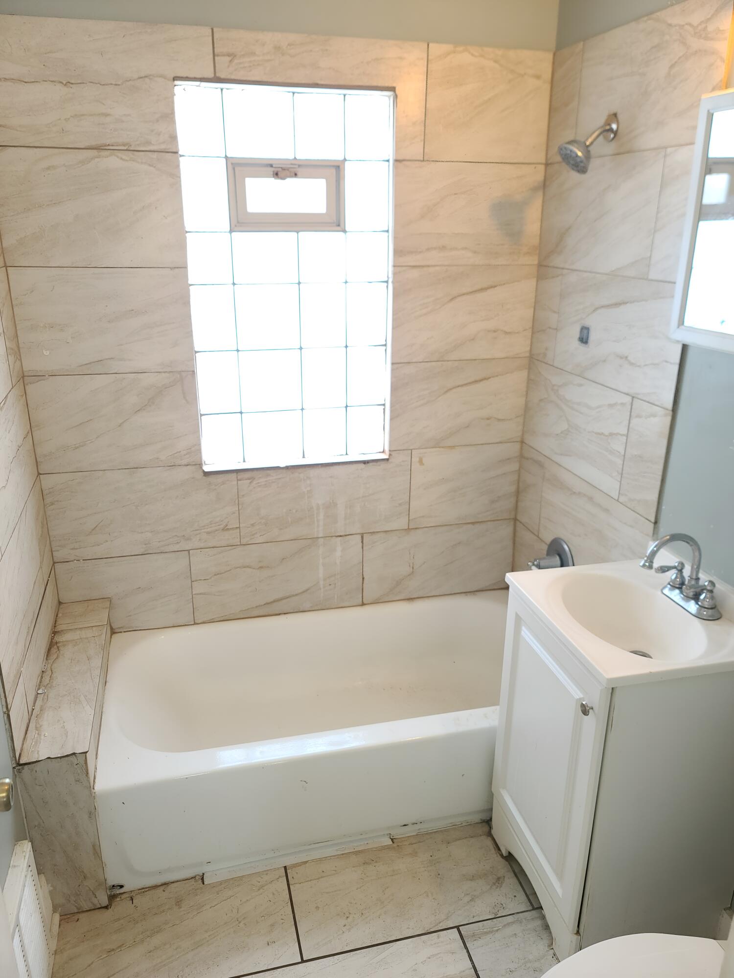 2616 North 38th Street Milwaukee, WI 53210 - Photo 13 of 26 Unit 1 bathroom