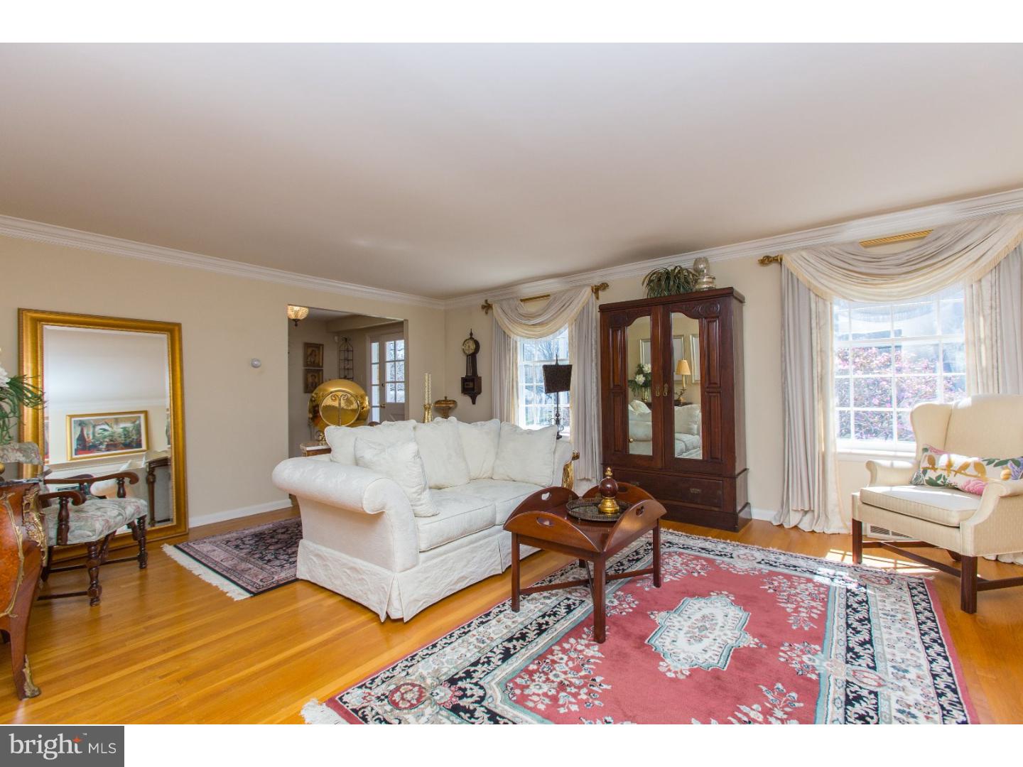 628 Barry Drive Springfield, PA 19064 - Photo 5 of 25 Living Room