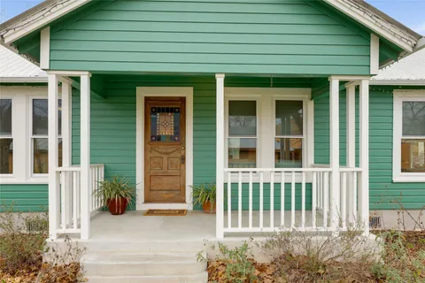 $350,000 | 707 Bishop Street, Smithville, TX 78957