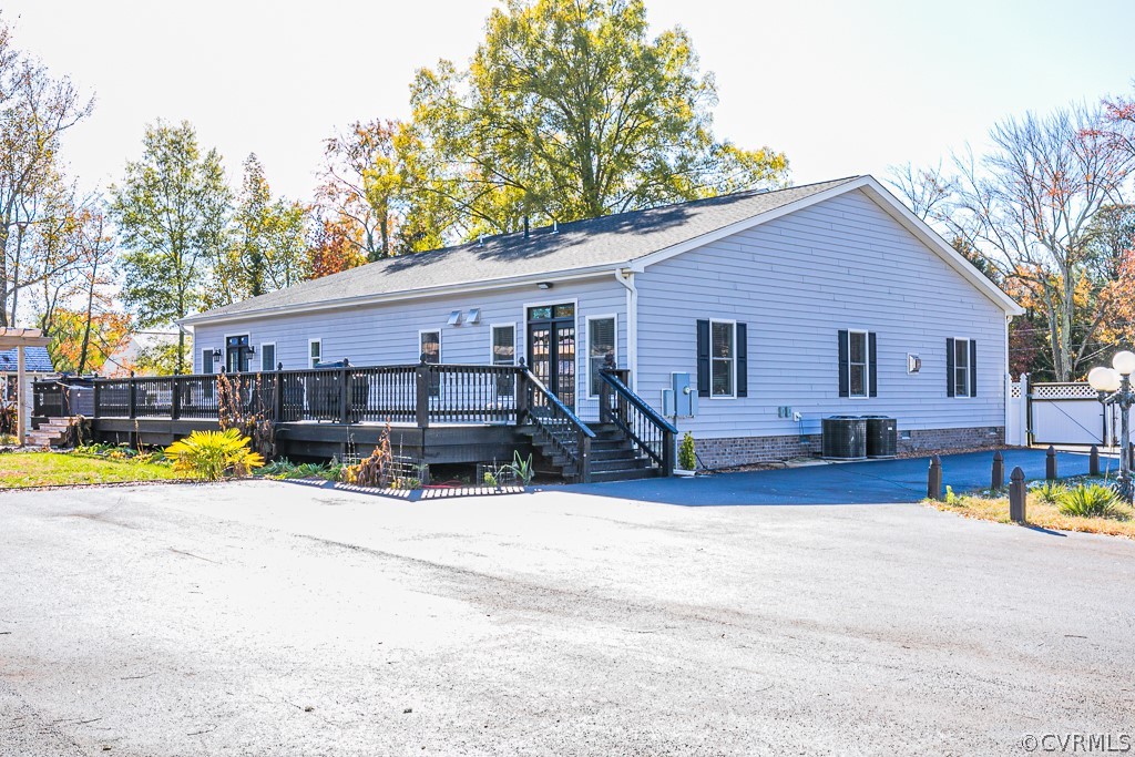 1982 Mountain Road Glen Allen, VA 23060 - Photo 8 of 49 a view of a house with swimming pool in front of it