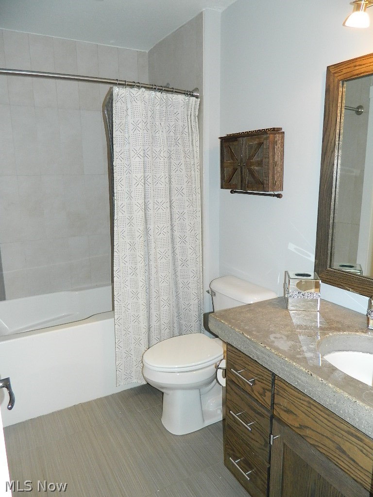 12464 Hotchkiss Road Burton, OH 44021 - Photo 21 of 35 Private Ceramic Bath for this Bedroom!