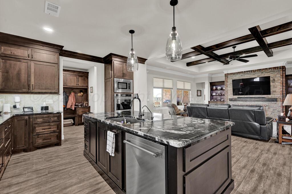 13621 Silverpointe Road Amarillo, TX 79124 - Photo 11 of 41 Kitchen/Living Area