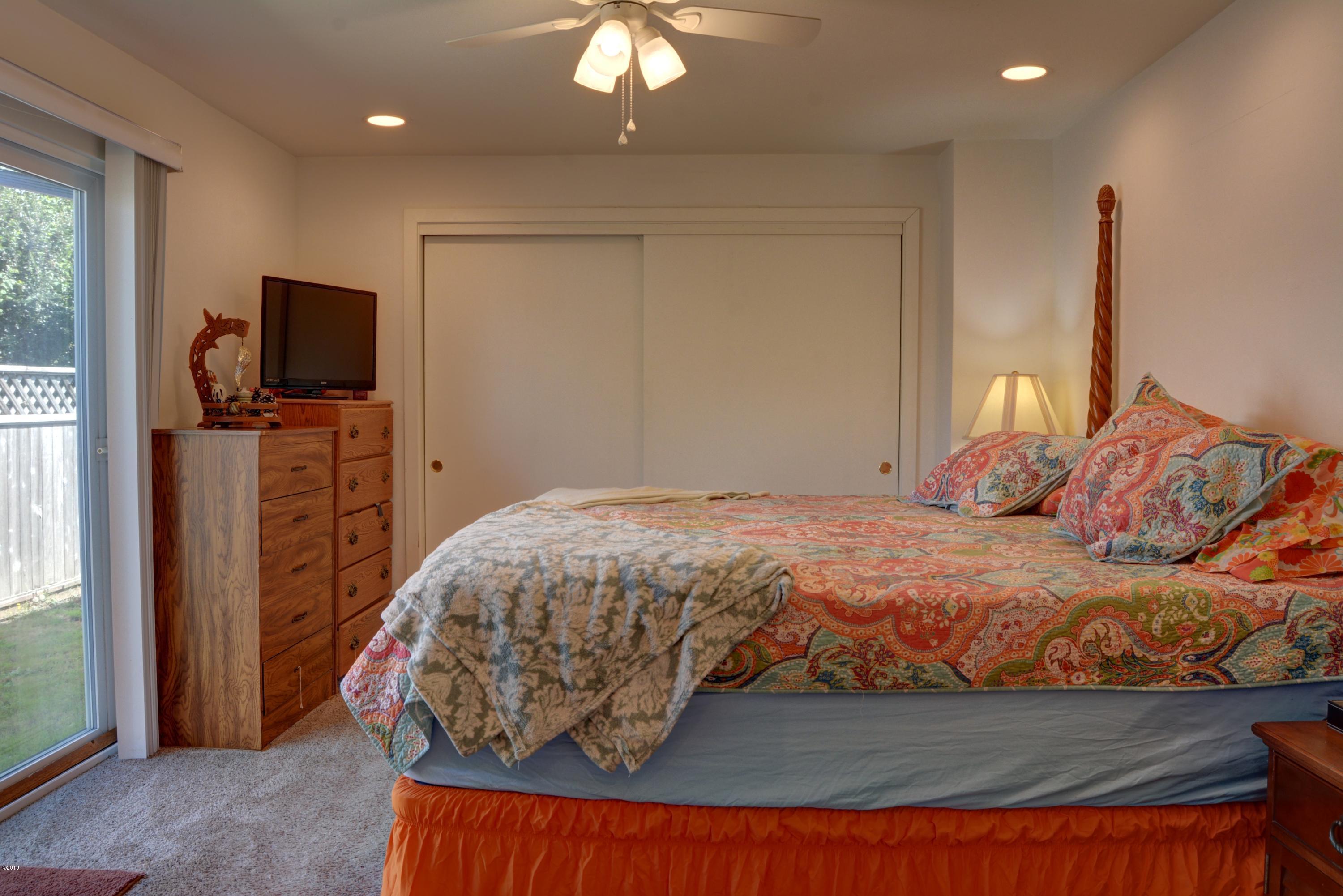 707 Northeast 7th Street Newport, OR 97365 - Photo 15 of 19 Master bedroom