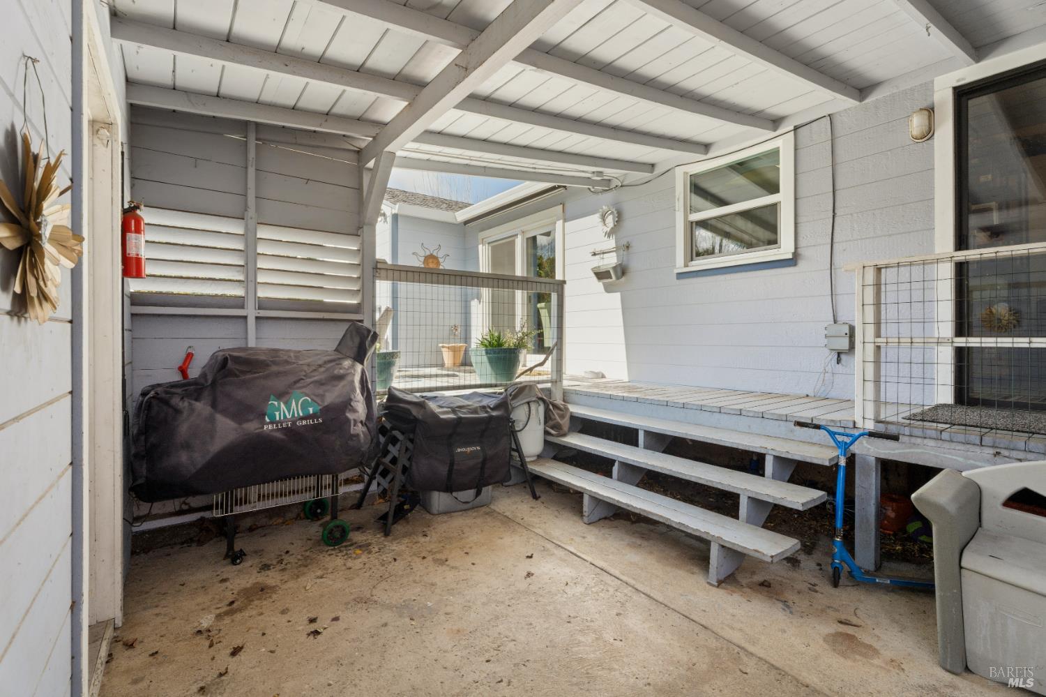 187 Magnolia Street Ukiah, CA 95482 - Photo 20 of 22 a room with furniture and a window