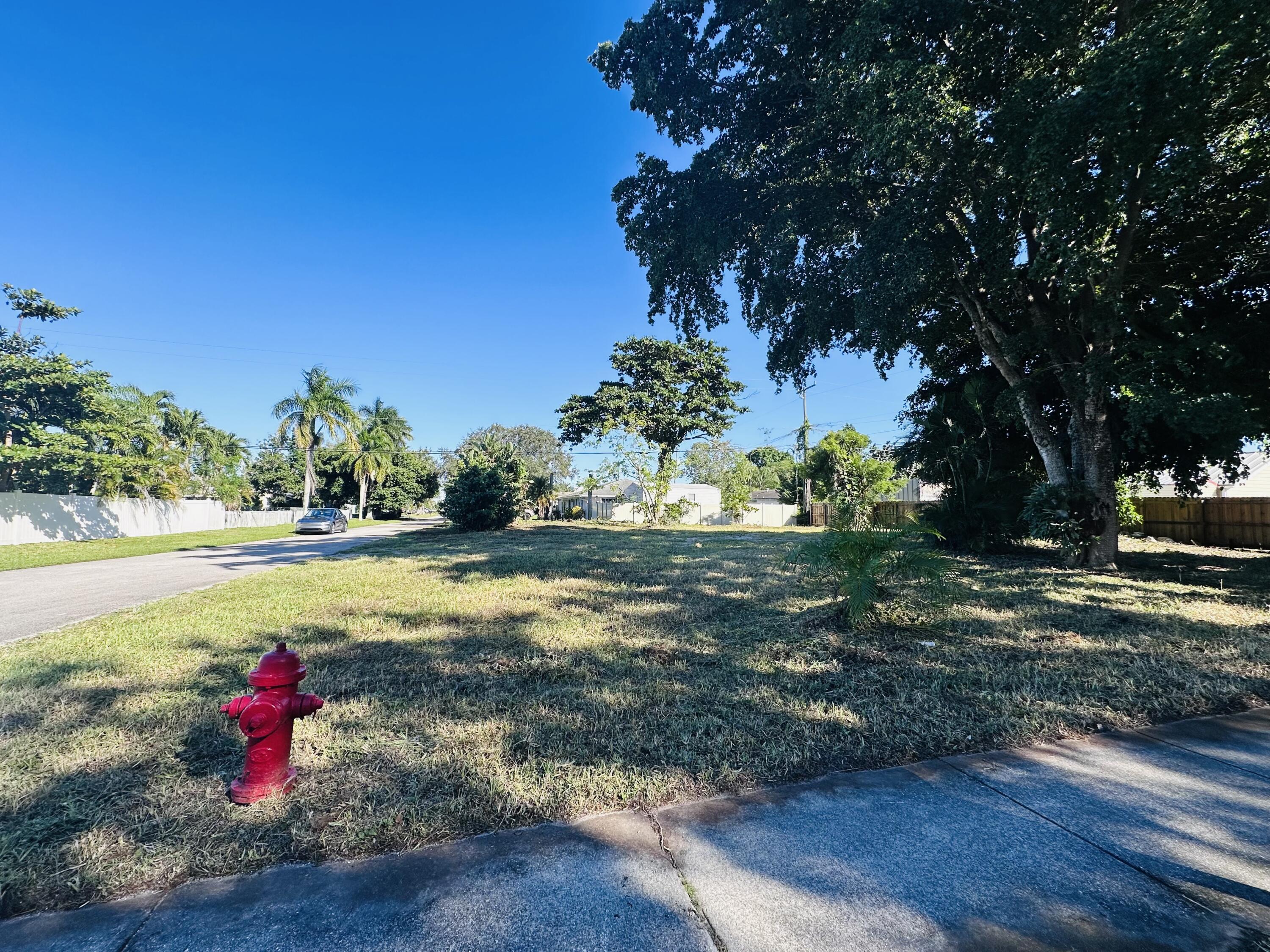 4802 Bonanza Road Lake Worth, FL 33467 - Photo 8 of 10 a backyard of a house with lots of green space
